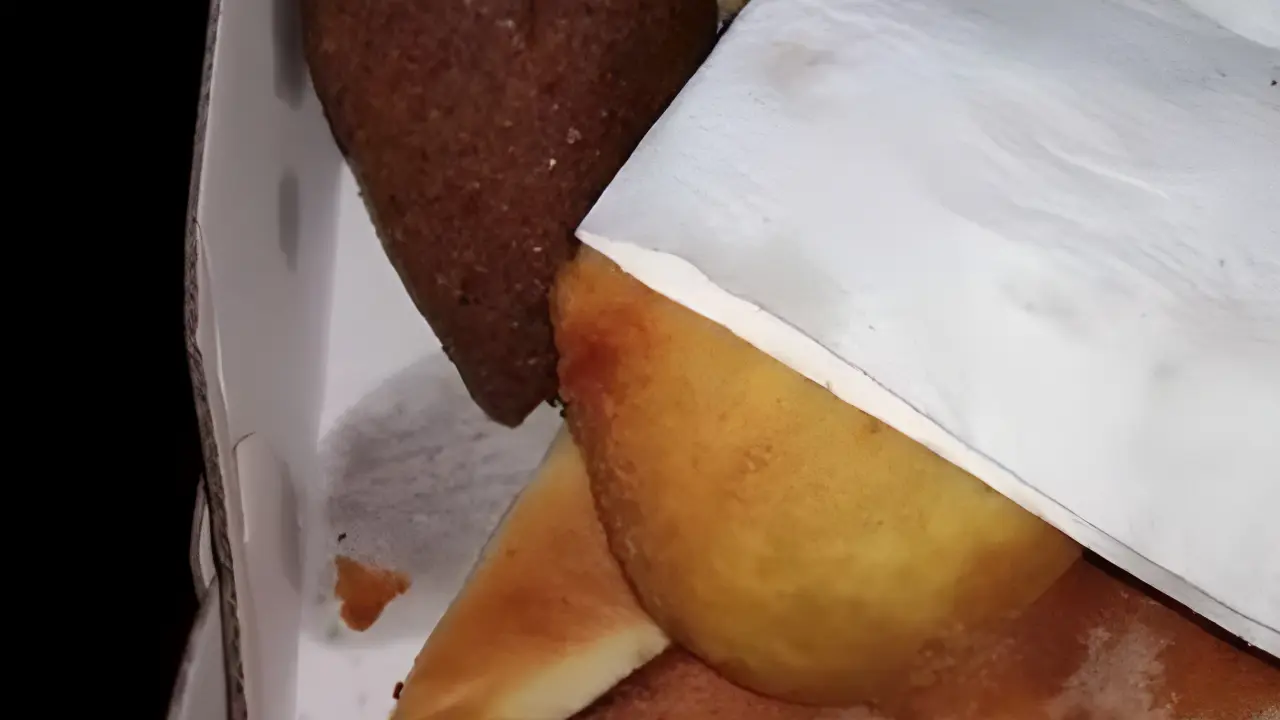 Adolescente pede salgado por delivery e encontra dedo humano dentro do lanche