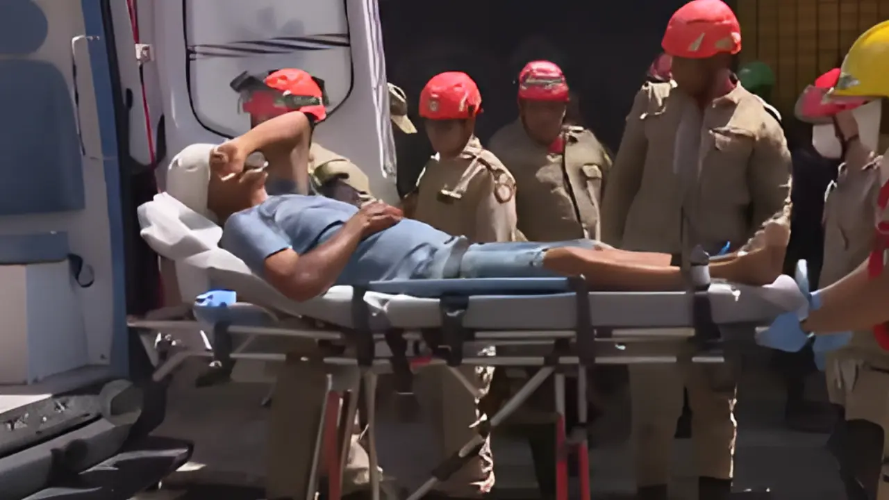 Idoso desmaia após ser atingido por voadora durante protesto; veja o vídeo