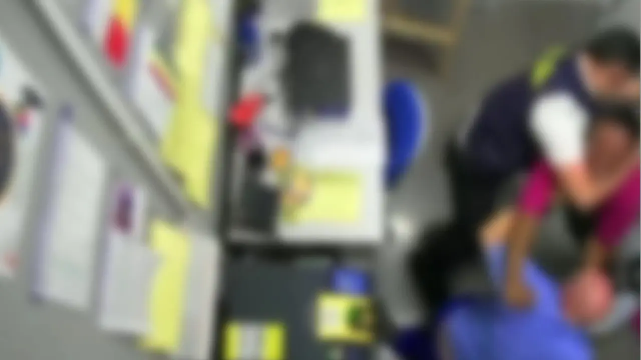 Homem é agredido com chutes e mata-leão após ser flagrado furtando carnes; veja o vídeo