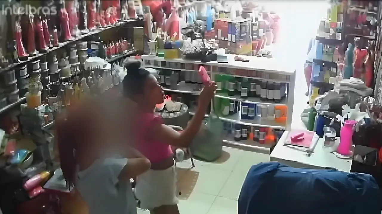 Cliente é baleada durante assalto em loja e suspeitos são presos; veja imagens