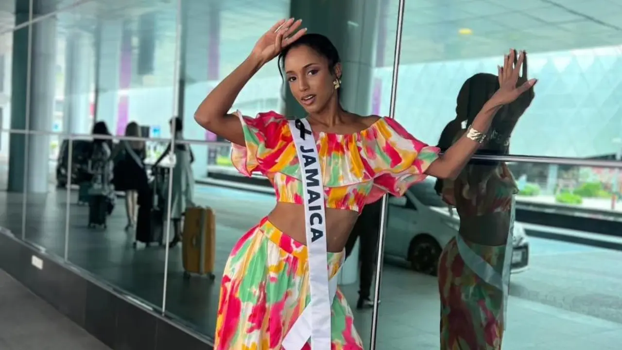 Miss cai da passarela durante desfile e é retirada de maca; veja o vídeo