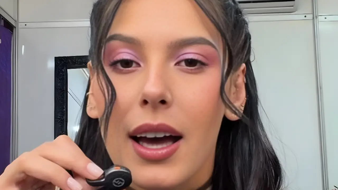 Ana Castela segue usando cola nas orelhas após cirurgia; entenda