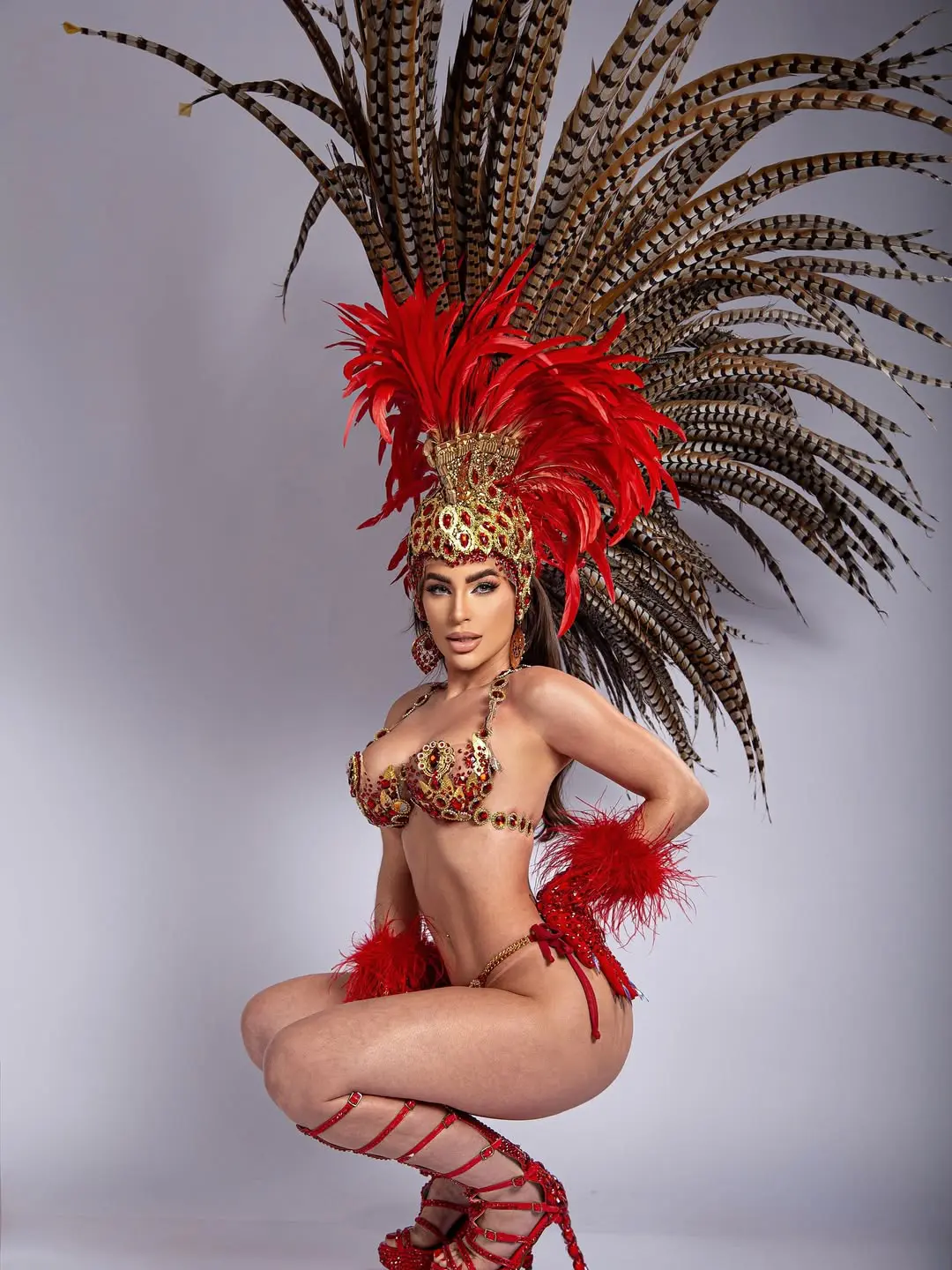 Musa de escola de samba leiloa tapa-sexo usado em desfile: 'sou mulher de negócios' (Foto: Reprodução/Redes sociais)