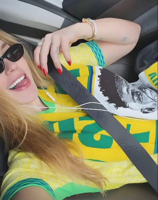 Torcedor é flagrado em estádio com roupão de marca de Virginia durante amistoso do Brasil (Foto: Redes Sociais)