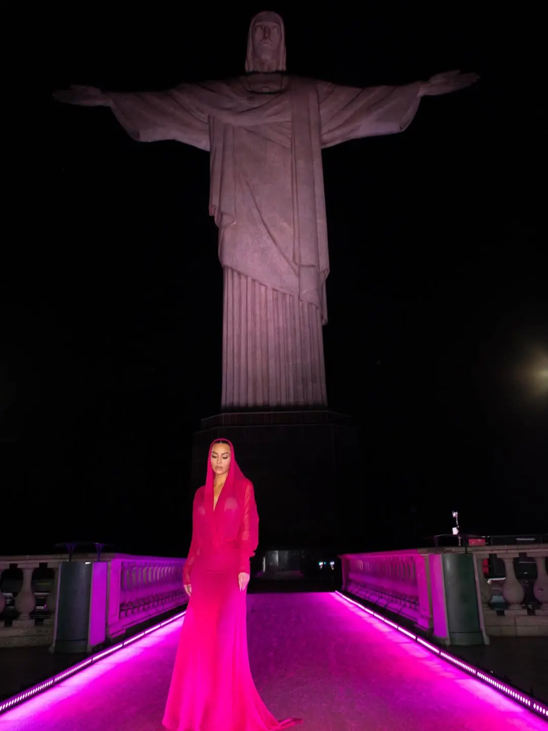 Kim Kardashian divulga fotos inéditas após visitas aos Cristo Redentor; veja