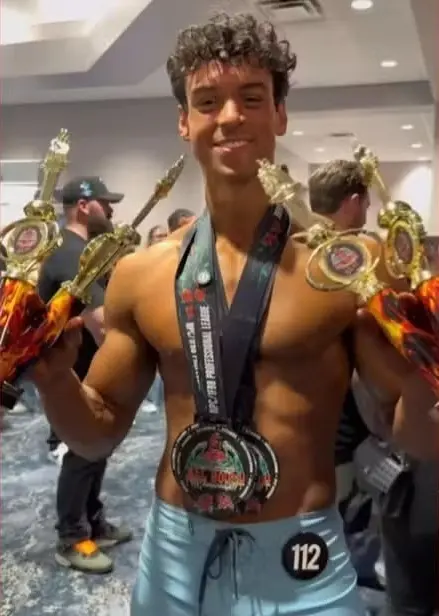 Victor Alexandre, filho de astros do axé, comemora vitória no “NPC All South Championships 2025” nos Estados Unidos. Foto: Redes sociais.