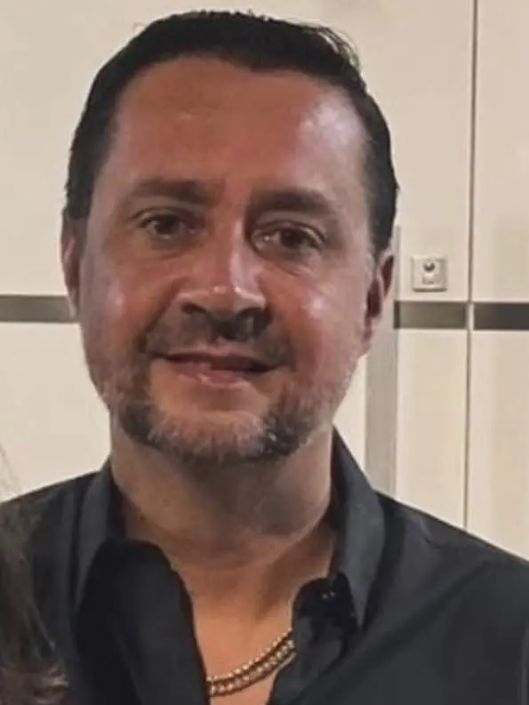 Marcelo Giglio de Souza, empresário e vice-presidente da Associação Comercial de Pirapozinho, morreu após estrutura metálica desabar durante festa universitária; esposa e dezenas ficaram feridas. Foto: Reprodução / Redes sociais.
