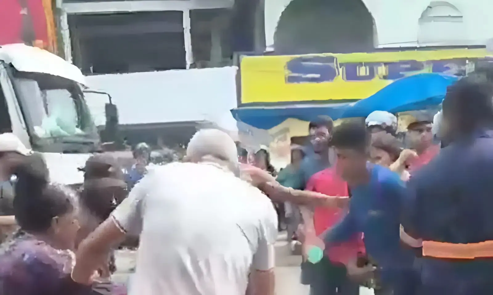 Homem é espancado em supermercado após ser acusado de tentar filmar menina de 3 anos