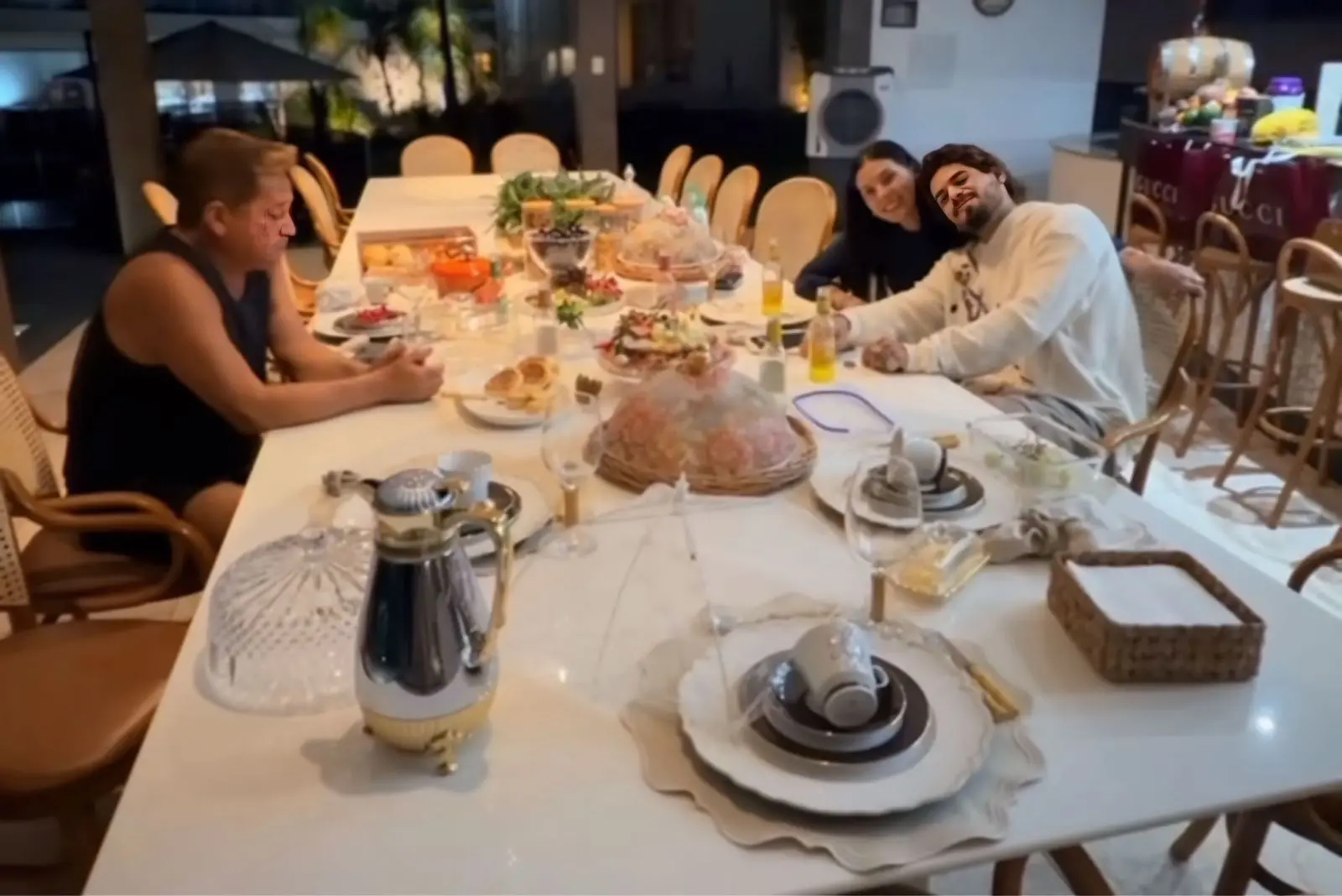 Leonardo e a família em jantar || Reprodução: Redes Sociais 
