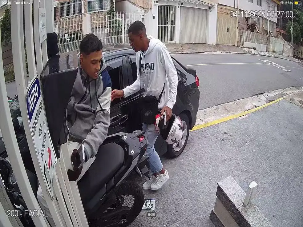 Suspeitos de furtar moradores do Sacomã, em SP, tiveram ação registrada por câmeras de segurança (Foto: Reprodução)