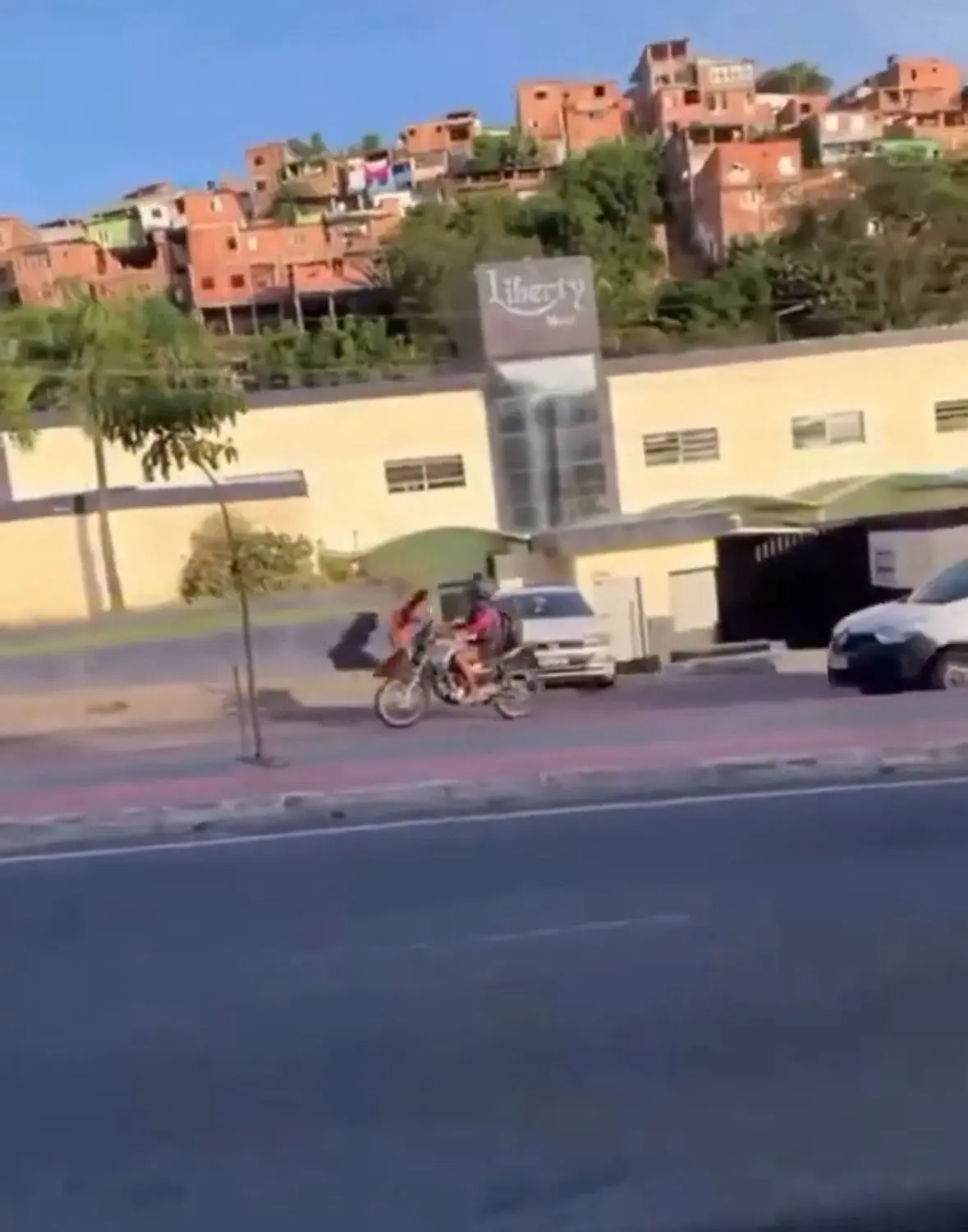 Mulher flagra marido saindo de motel e causa confusão no trânsito (Foto: Reprodução/Redes sociais)