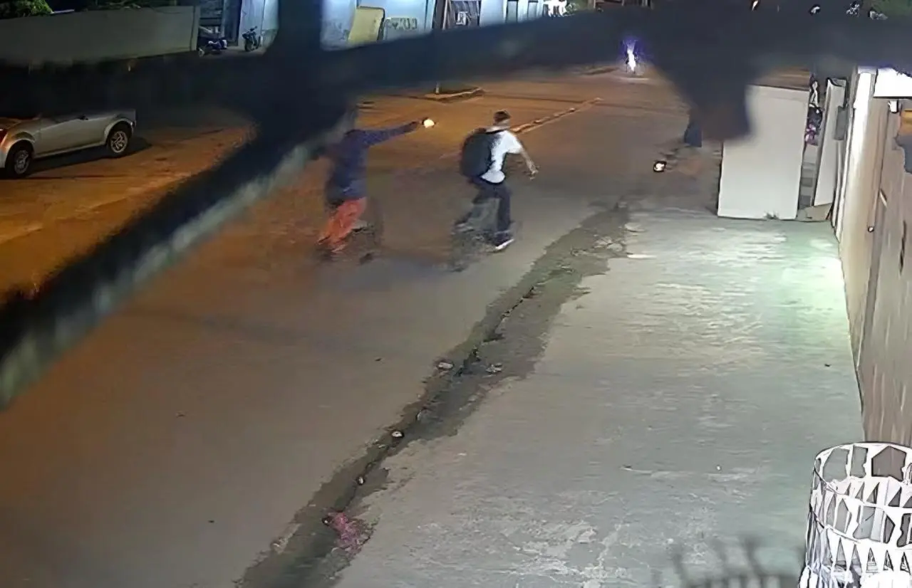 Homem em bicicleta executa estudante a tiros (Foto: Reprodução/Redes sociais)