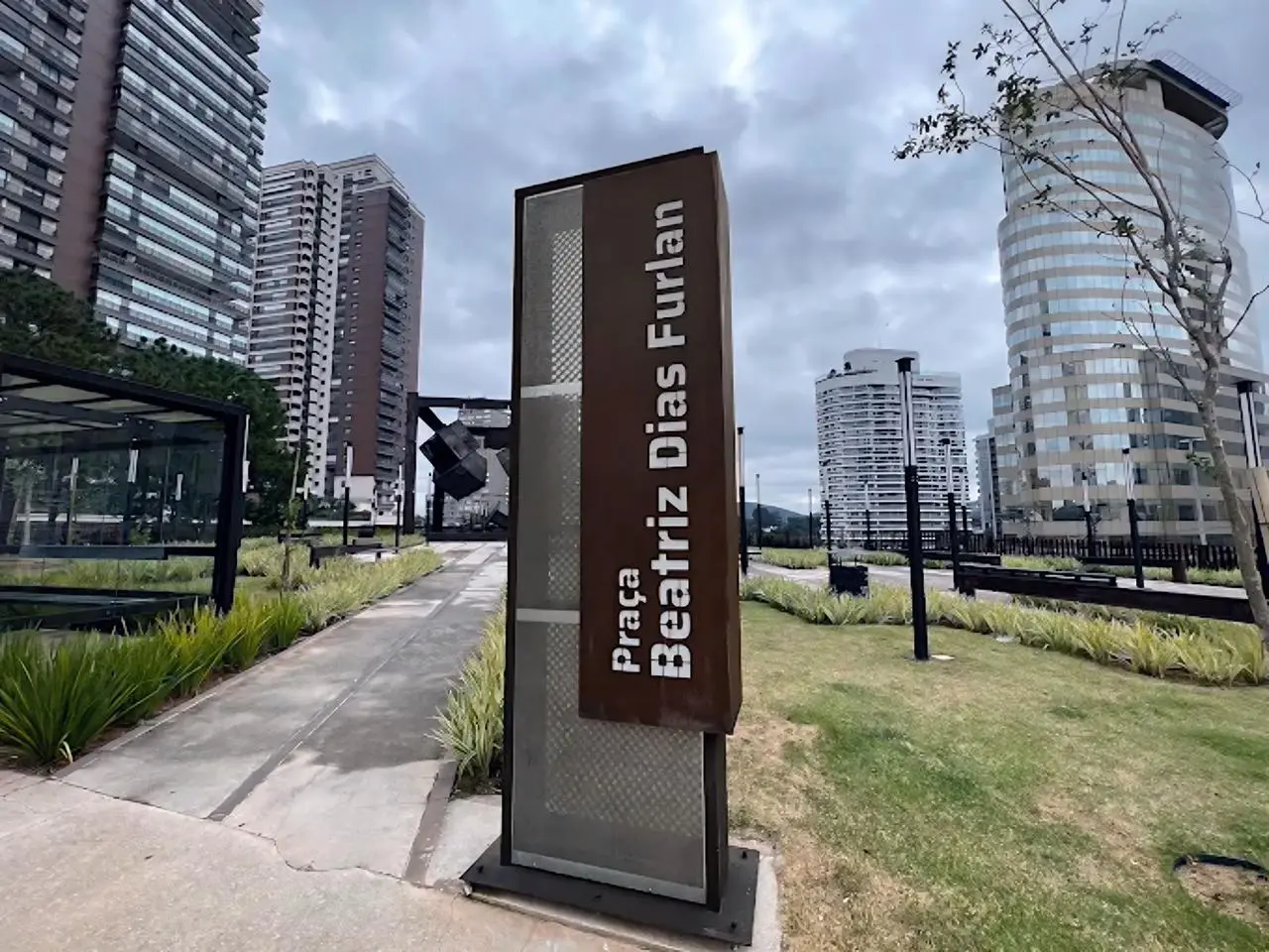 Praça Beatriz Furlan em Alphaville || Reprodução: Imagem-Google 