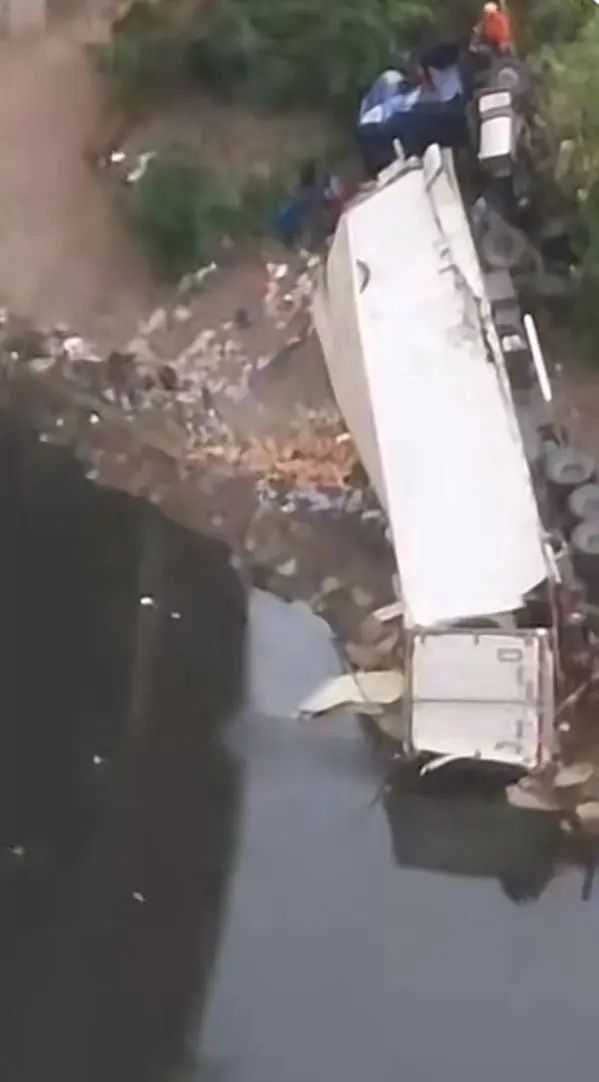 Caminhão cai da Ponte Atílio Fontana, na Marginal Tietê, e deixa três feridos nesta quarta-feira (5). Foto: Divulgação.
