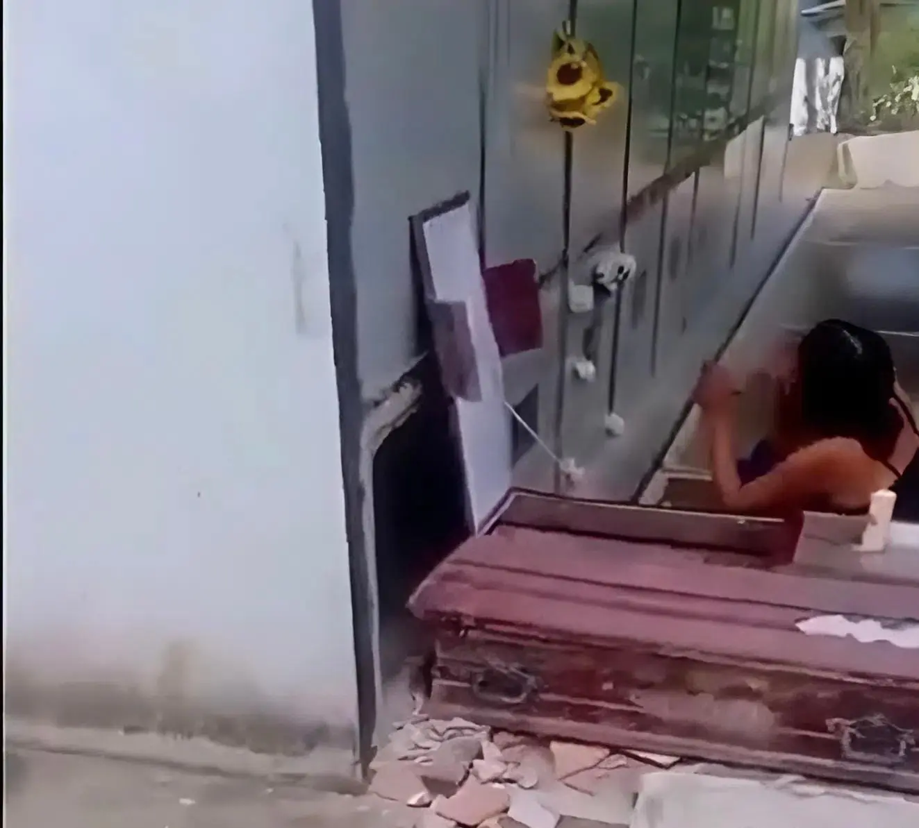 Mulher desenterra caixão do marido para dar banho no corpo; veja vídeo