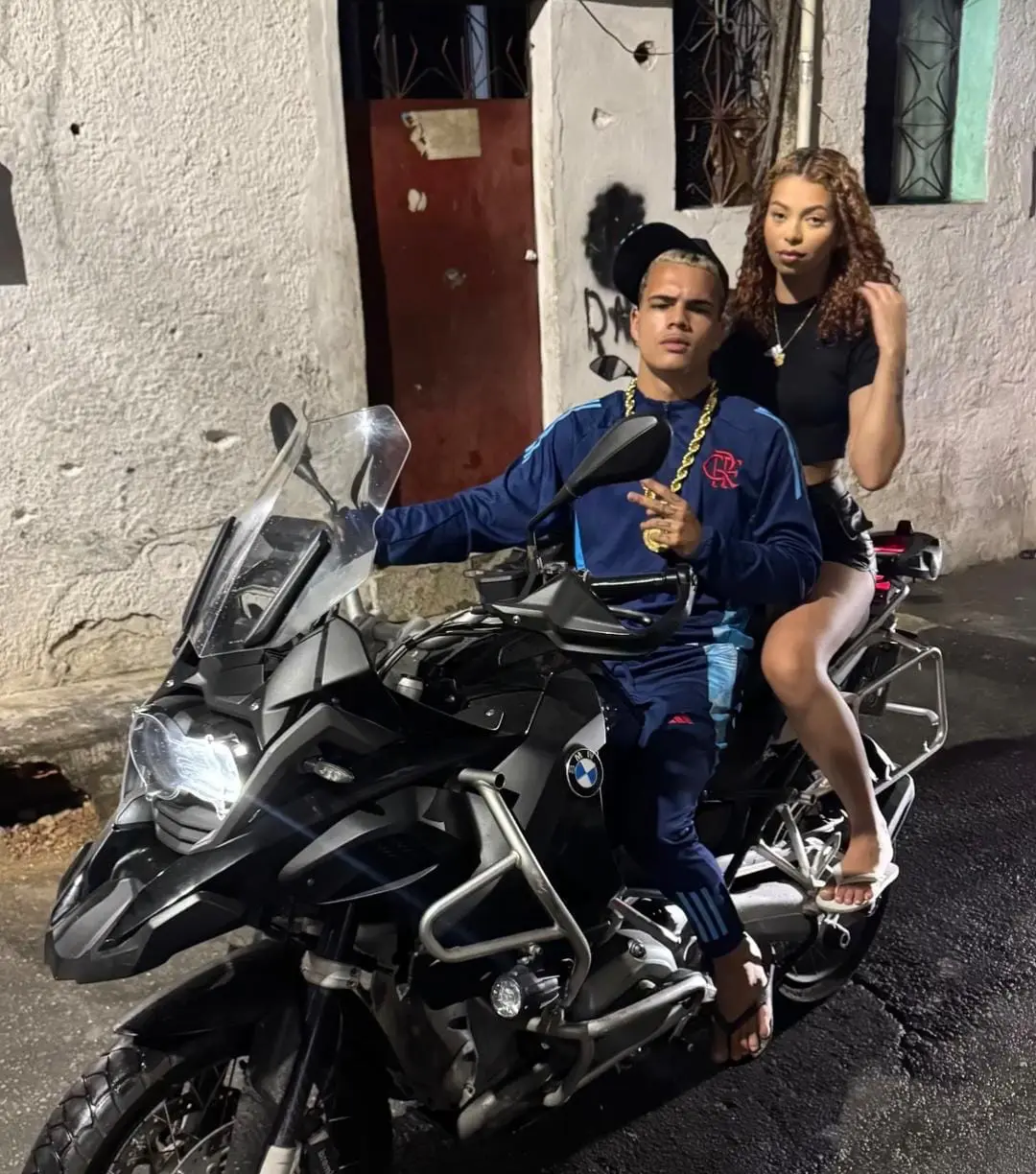 Japinha reaparece em passeio de moto com namorado no Complexo do Alemão
