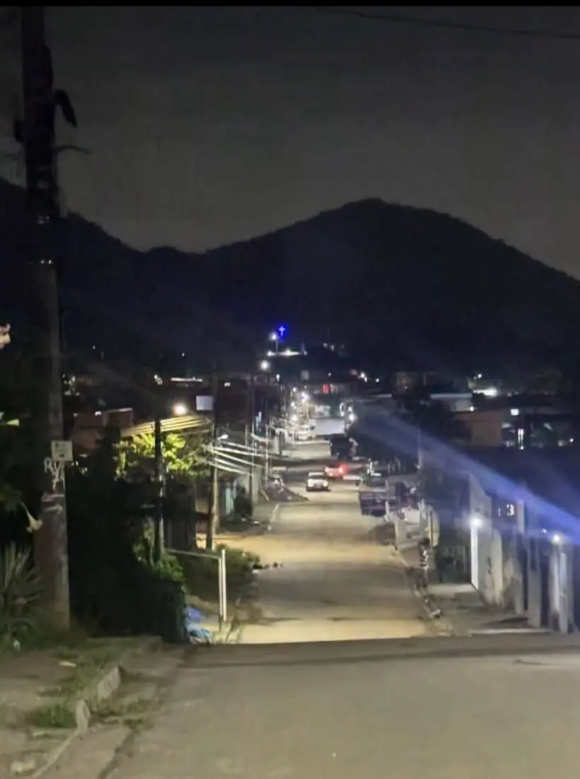 Tiroteio entre milicianos e traficantes do Comando Vermelho deixou moradores da Carobinha assustados na Zona Oeste do Rio. Foto: Divulgação.