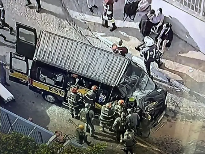 Crianças feridas em acidente envolvendo van escolar em Guarulhos são atendidas por equipes de resgate. Foto: Divulgação