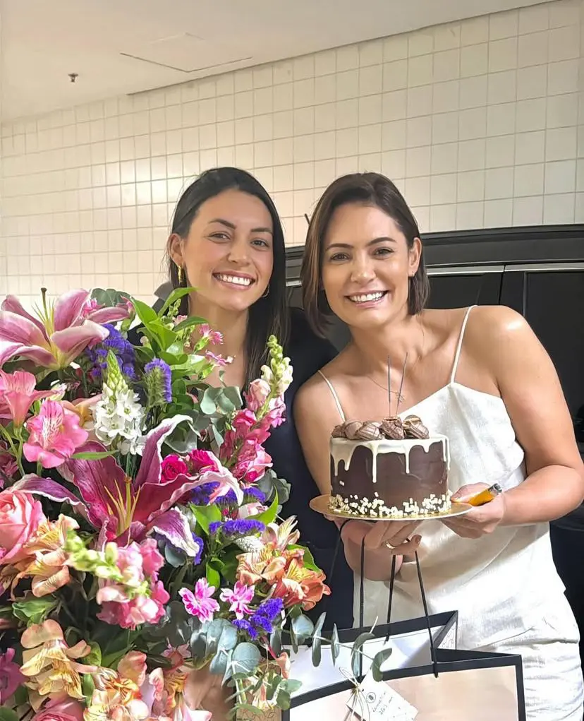 Michelle Bolsonaro preparou surpresa de aniversário e registrou a reação de Letícia Firmo, sua filha mais velha, de 23 anos. Foto: Reprodução / Redes sociais.