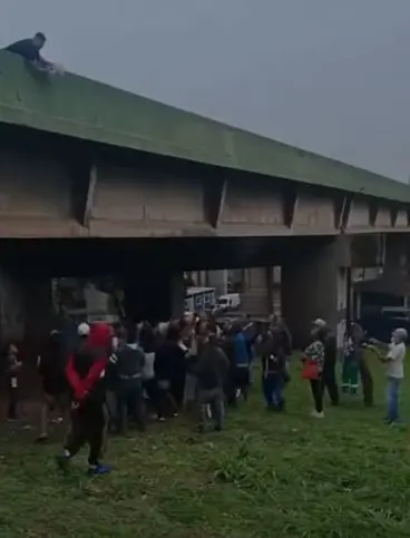 Um empresário voltou a chamar atenção em Diadema, na região do Grande ABC, ao jogar dinheiro da ponte localizada na Avenida Ulysses Guimarães, próxima à Rodovia dos Imigrantes, na última sexta-feira (31). Foto; Divulgação.