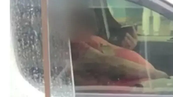 Após ser flagrado em ato obsceno dentro de carro, funcionário se dá mal (Foto: Reprodução/Redes sociais)