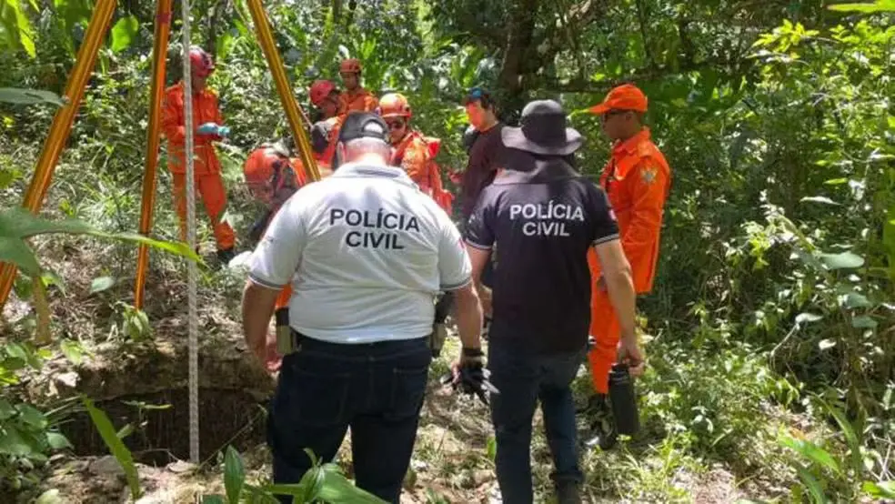 Equipes do Corpo de Bombeiros e da Polícia Civil trabalharam para remover o corpo encontrado em um poço na Grota da Alvorada, em Maceió.  (Foto: Reprodução/Corpo de Bombeiros-AL)