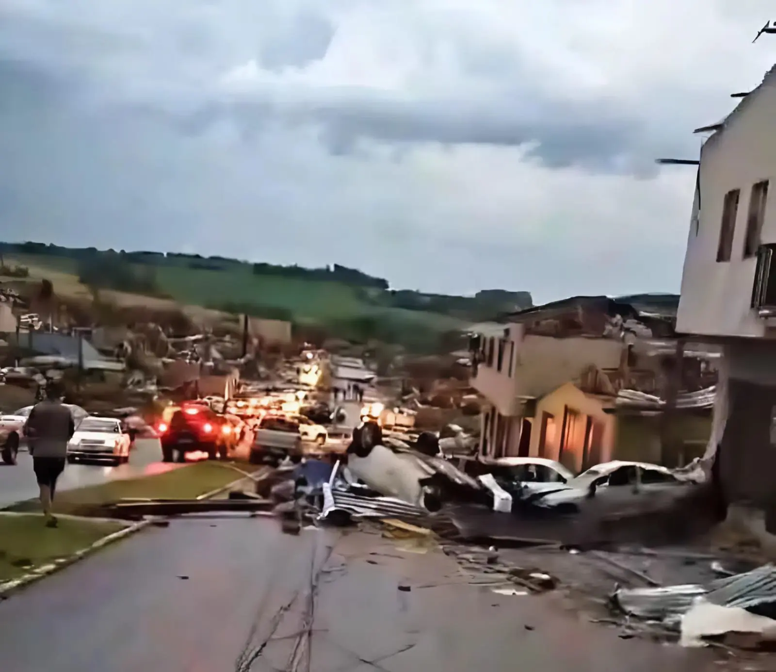 Tornado arrasa cidade no Paraná e causa mortes em cenário de destruição