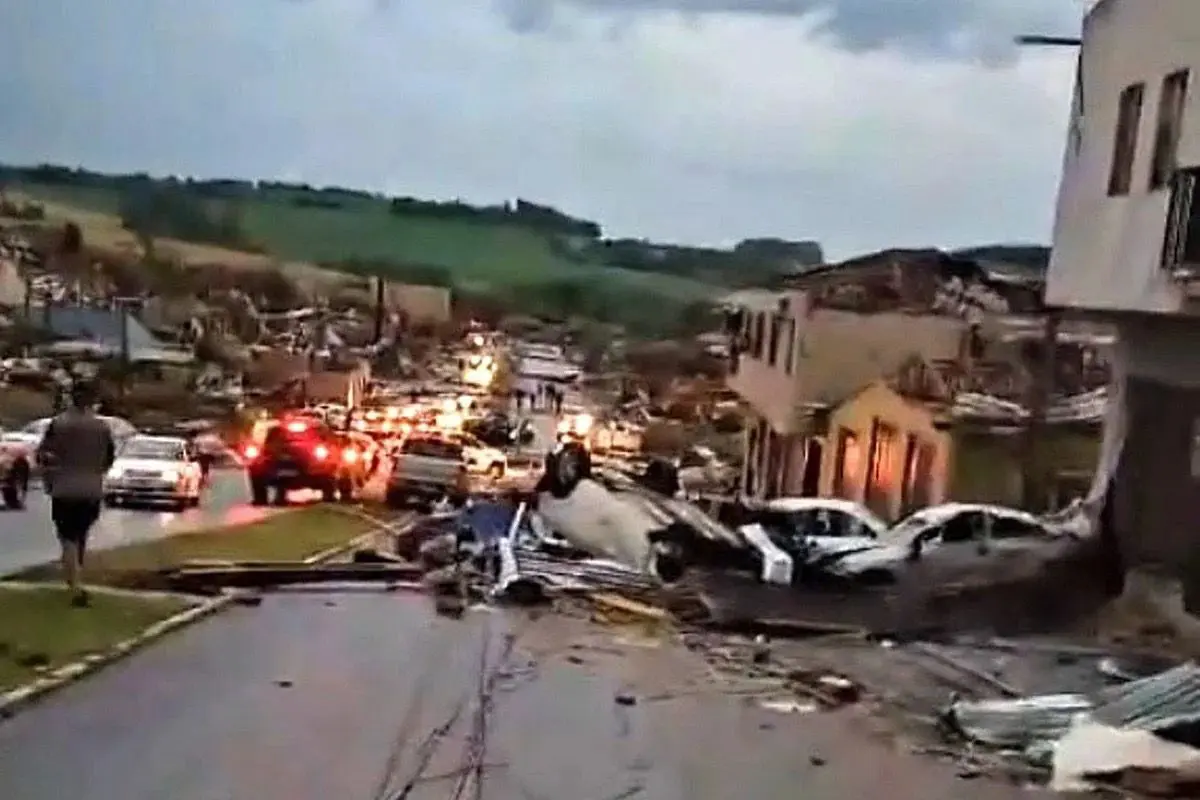 Tornado deixa rastro de destruição, 5 mortos e mais de 400 feridos no Paraná (Foto: Reprodução/Redes sociais)