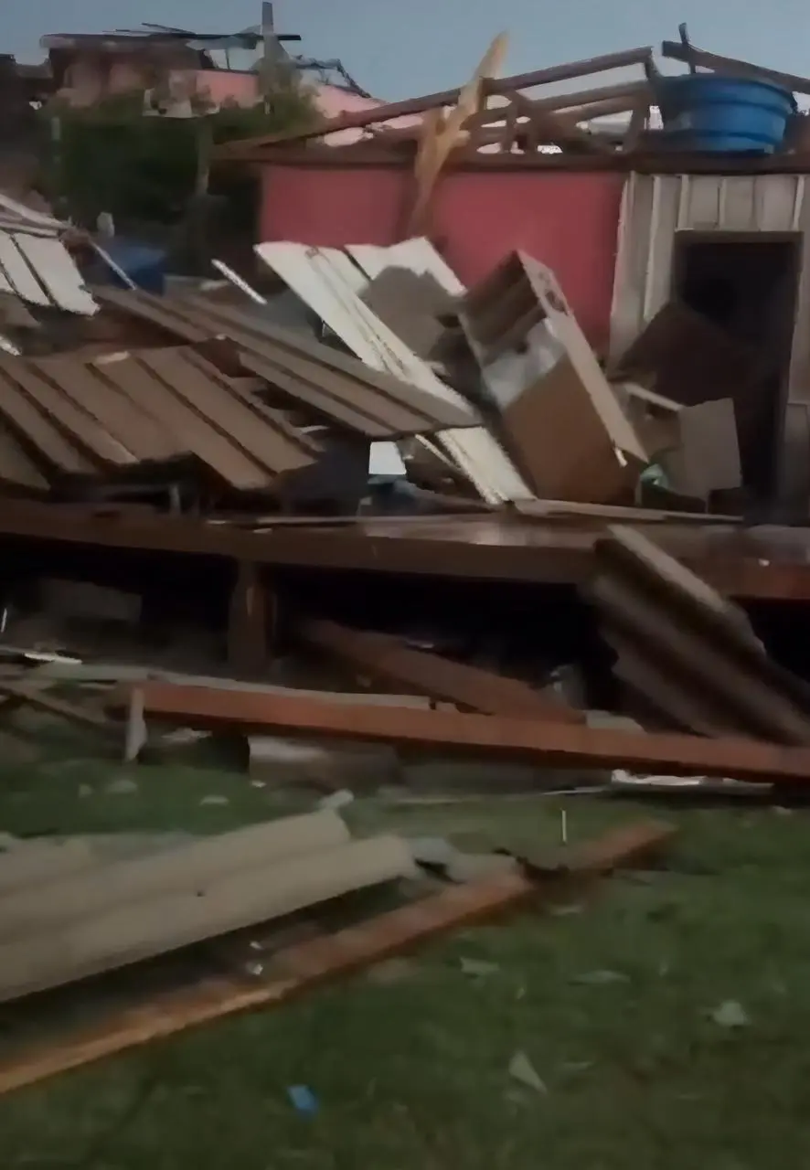 Mulher se desespera ao ver casa destruída por tornado no Paraná; veja vídeo (Foto: Reprodução/Redes sociais)