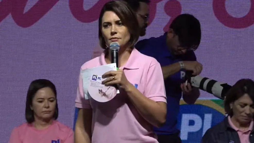 'Comidinha gostosa': Michelle Bolsonaro defende 'submissão saudável' ao marido. Entenda