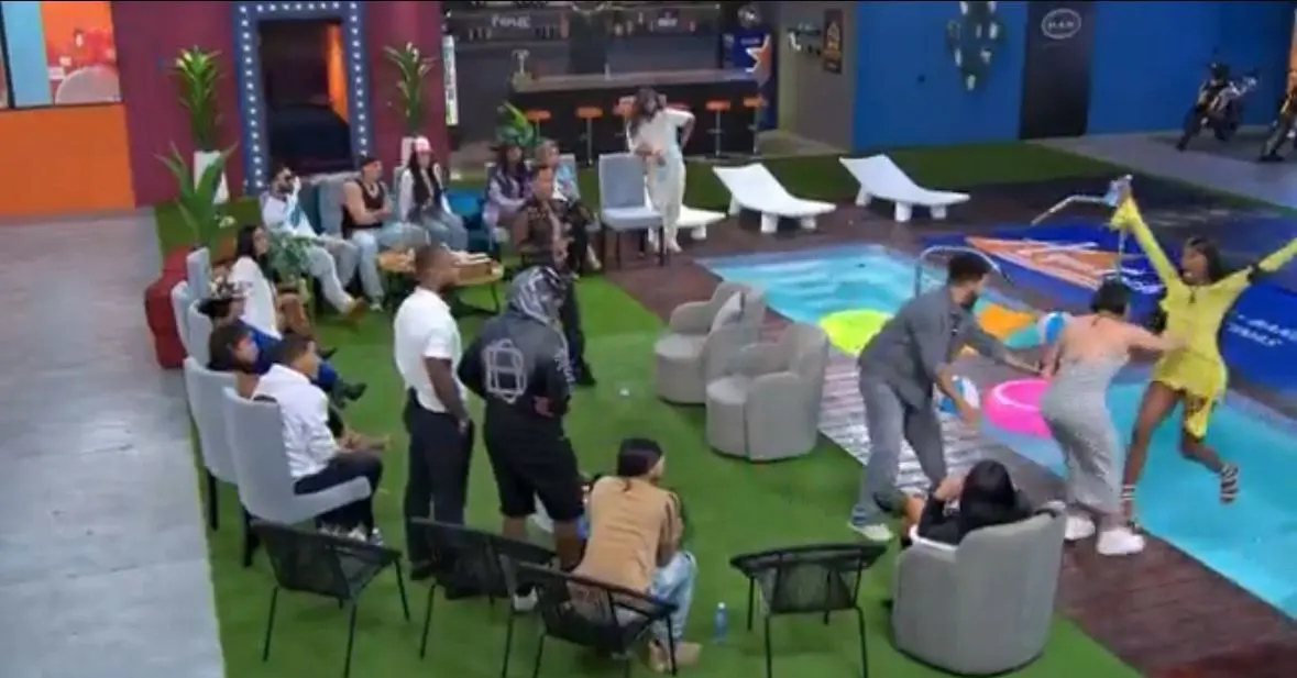 Participante é empurrada na piscina do reality 'La Mansión de Luinny' (Foto: Reprodução)
