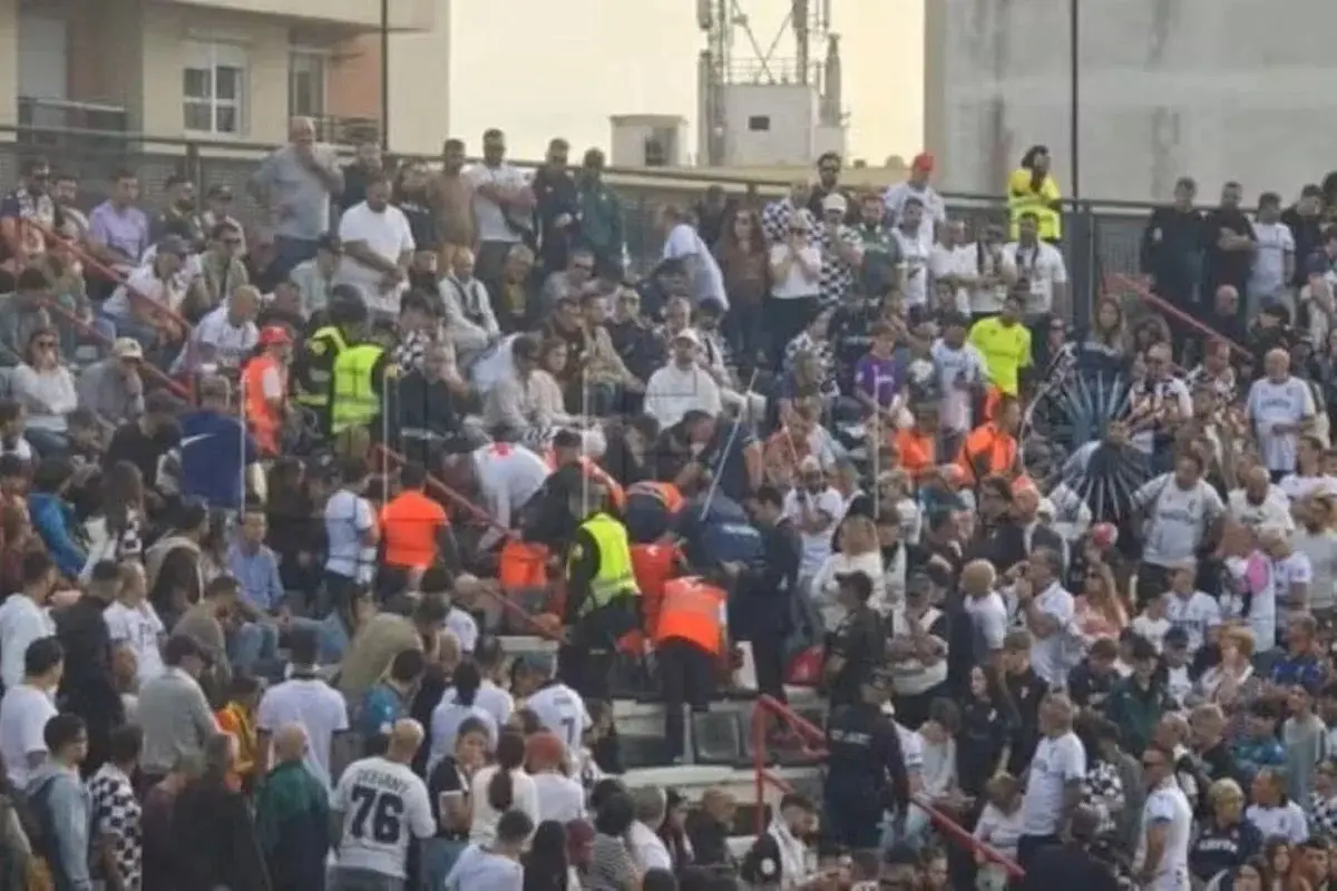 Torcedor desmaia e morre na arquibancada durante jogo de futebol  (Foto: Reprodução/Redes sociais)