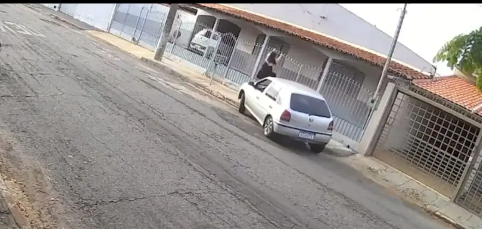 Mulher pula portão para escapar de ex que tentou atropelá-la (Foto: Reprodução/SBT)