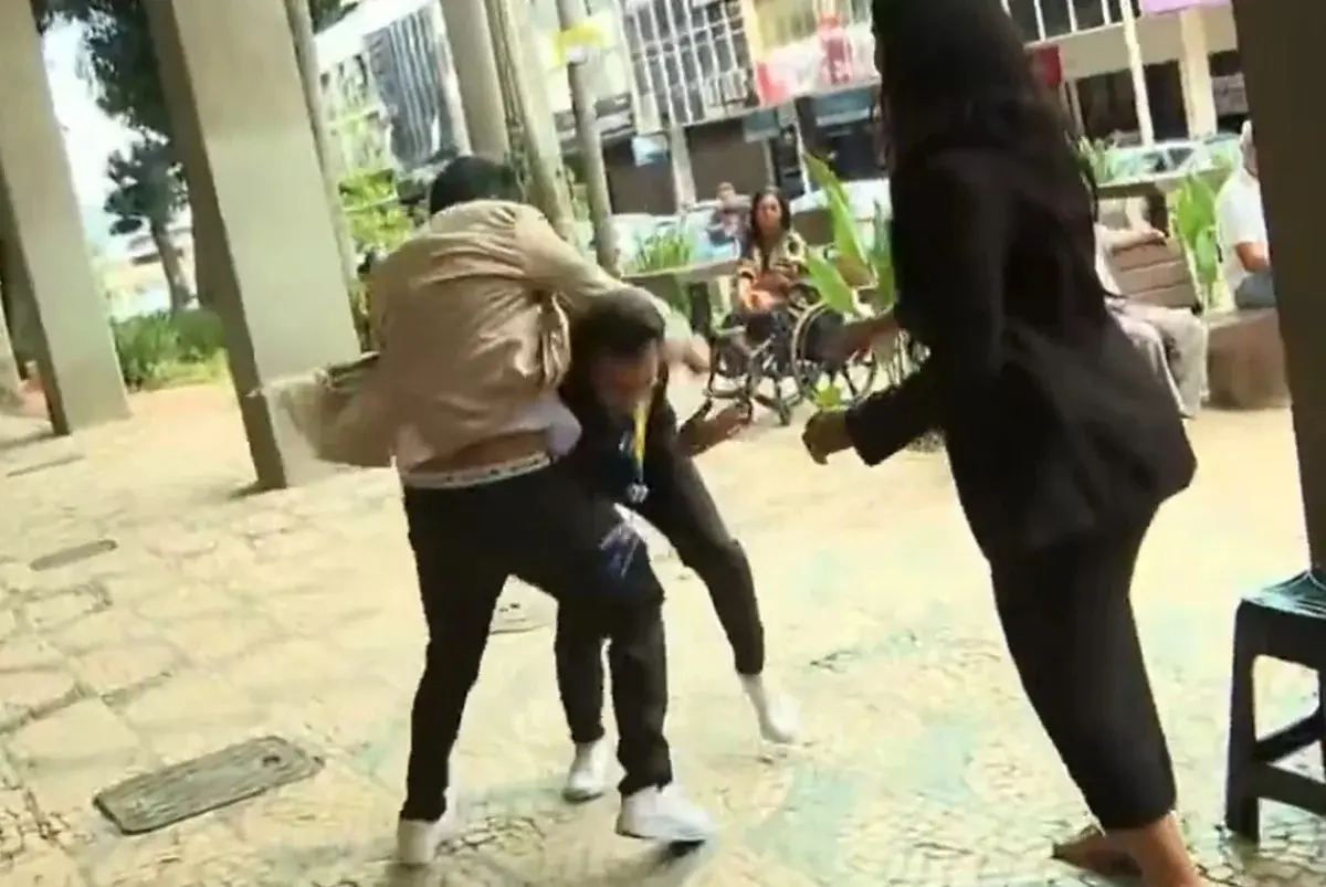 Produtor da Globo é agredido durante reportagem (Foto: Reprodução/Globo)