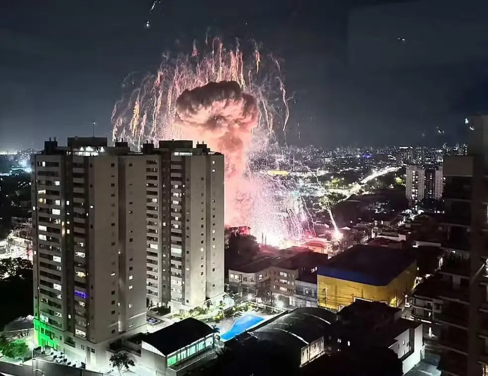 Explosão em galpão de fogos no Tatuapé gerou fumaça intensa e danos em prédios e veículos próximos. Foto: Divulgação.