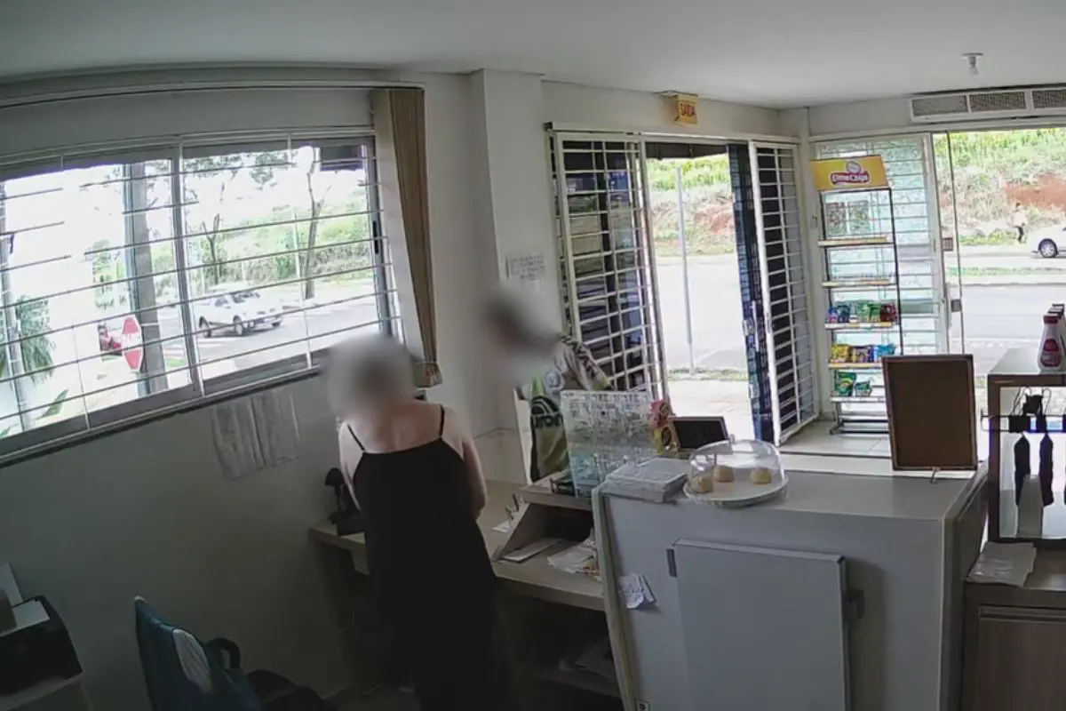 Vídeo: mulher coloca assaltando pra correr com barra de ferro (Foto: Reprodução)