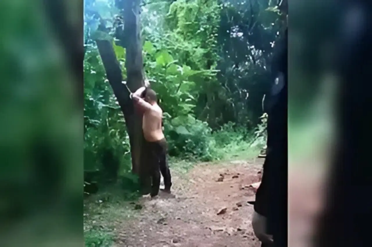 Vídeo mostra integrante de quartel queimando vítima viva com lança-chamas