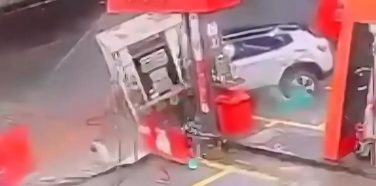 Carro desgovernado destrói bombas em posto de combustível e deixa feridos (Foto: Reprodução)