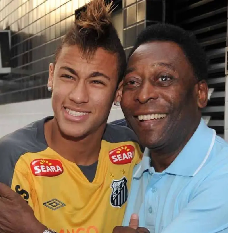 NR Sports assume direitos do nome e imagem de Pelé em acordo milionário que será oficializado na Vila Belmiro. Foto: Divulgação / Redes sociais.
