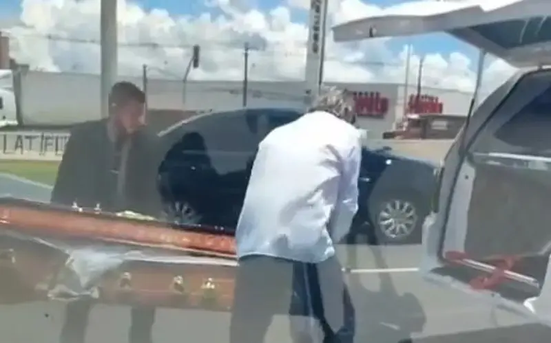 Caixão com corpo cai em avenida movimentada e causa espanto; veja vídeo