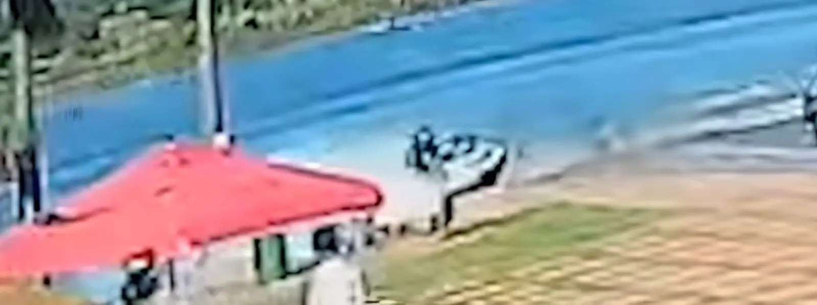 Adolescente atropela duas crianças com jet ski (Foto: Reprodução/SBT)