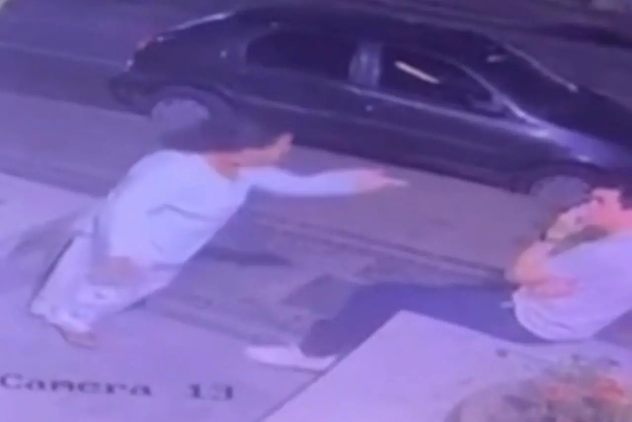Homem é flagrado por câmera agredindo babá com tapas e chutes