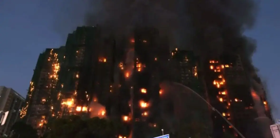 Incêndio de grandes proporções atinge condomínio de arranha-céus (Foto: Reprodução/Redes sociais)