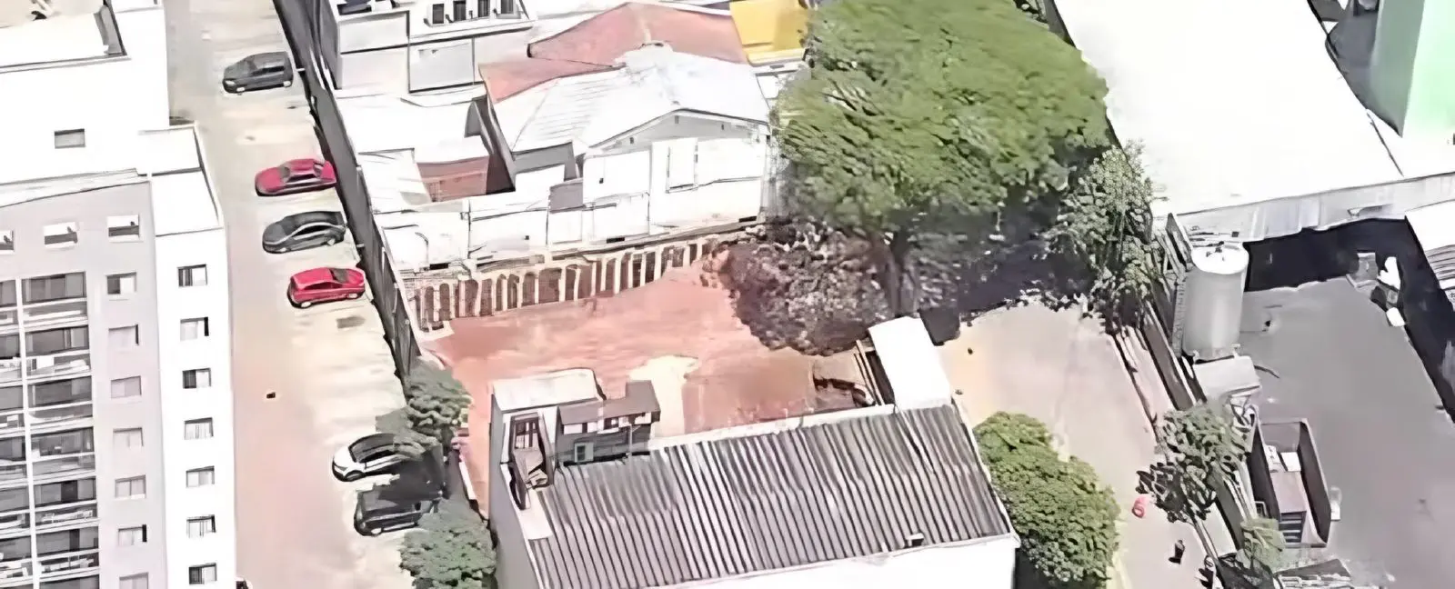 Mestre de obras morre soterrado em deslizamento de terra (Foto: Reprodução/SBT)