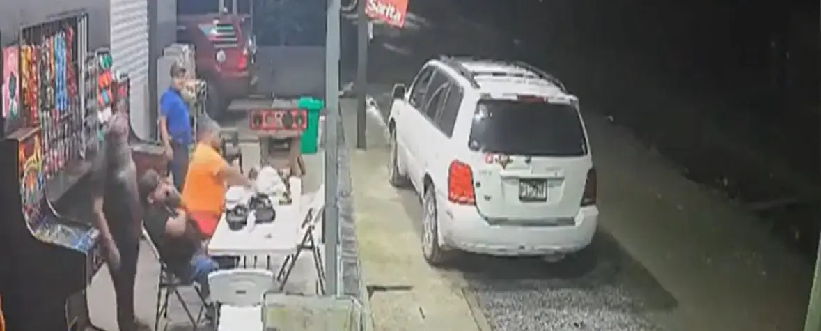 Vídeo flagra homens atacados com disparos de fuzis em bar (Foto: Reprodução)