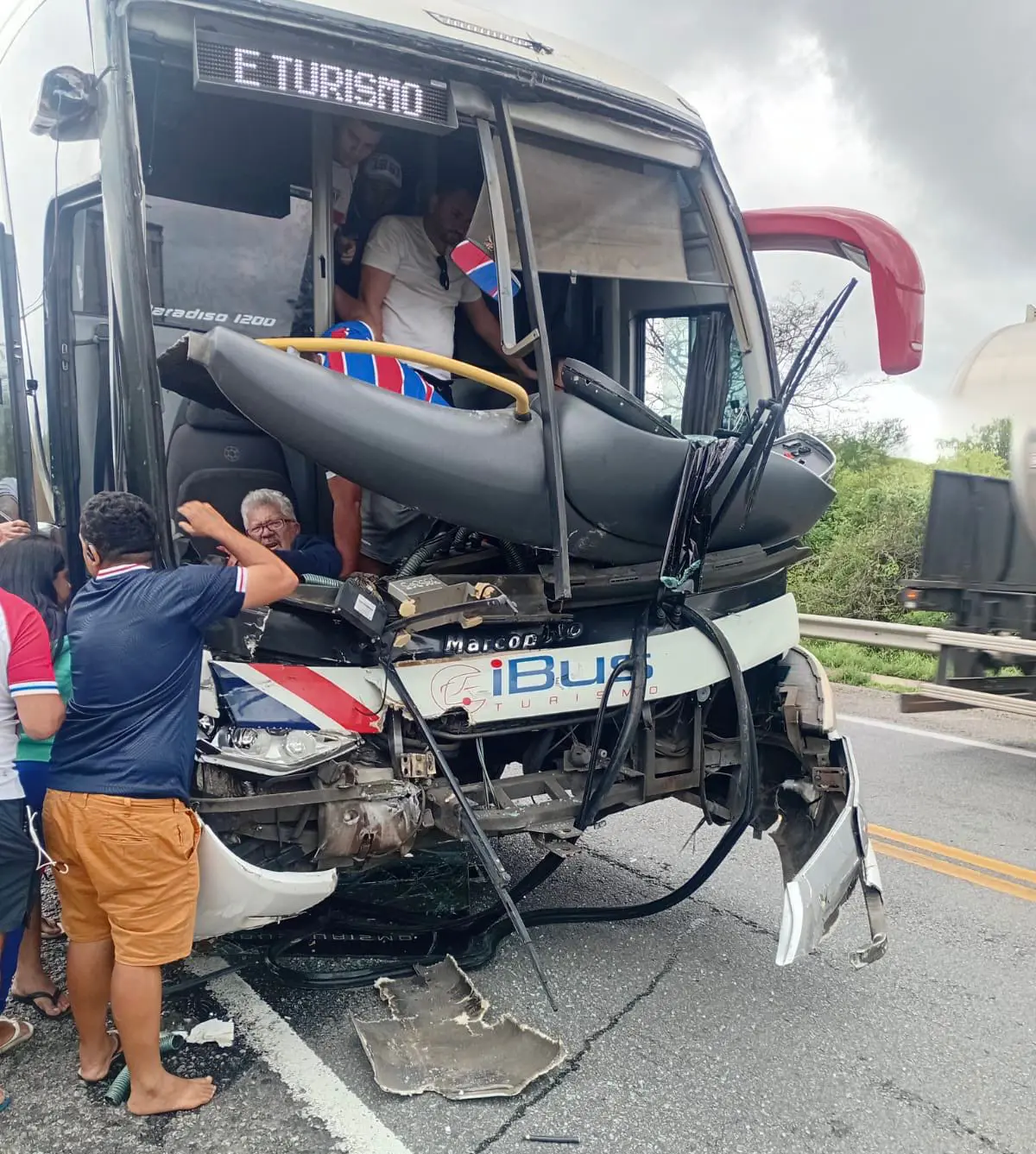 Ônibus que levava torcedores do Fortaleza bateu em carreta em região de serra na Bahia; impacto deixou feridos leves. Foto: Divulgação.