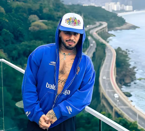 Zé Felipe joga altinha antes de gravação na praia ao lado de Ana Castela (Foto: Redes Sociais)