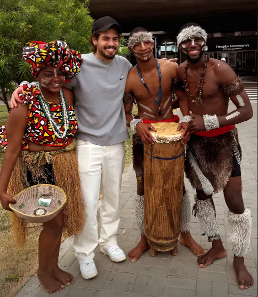 Zé Felipe é recebido com festa para show em Angola (Foto: Redes Sociais)