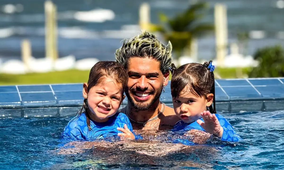 Zé Felipe prepara mega jantar para os filhos e surpreende a web