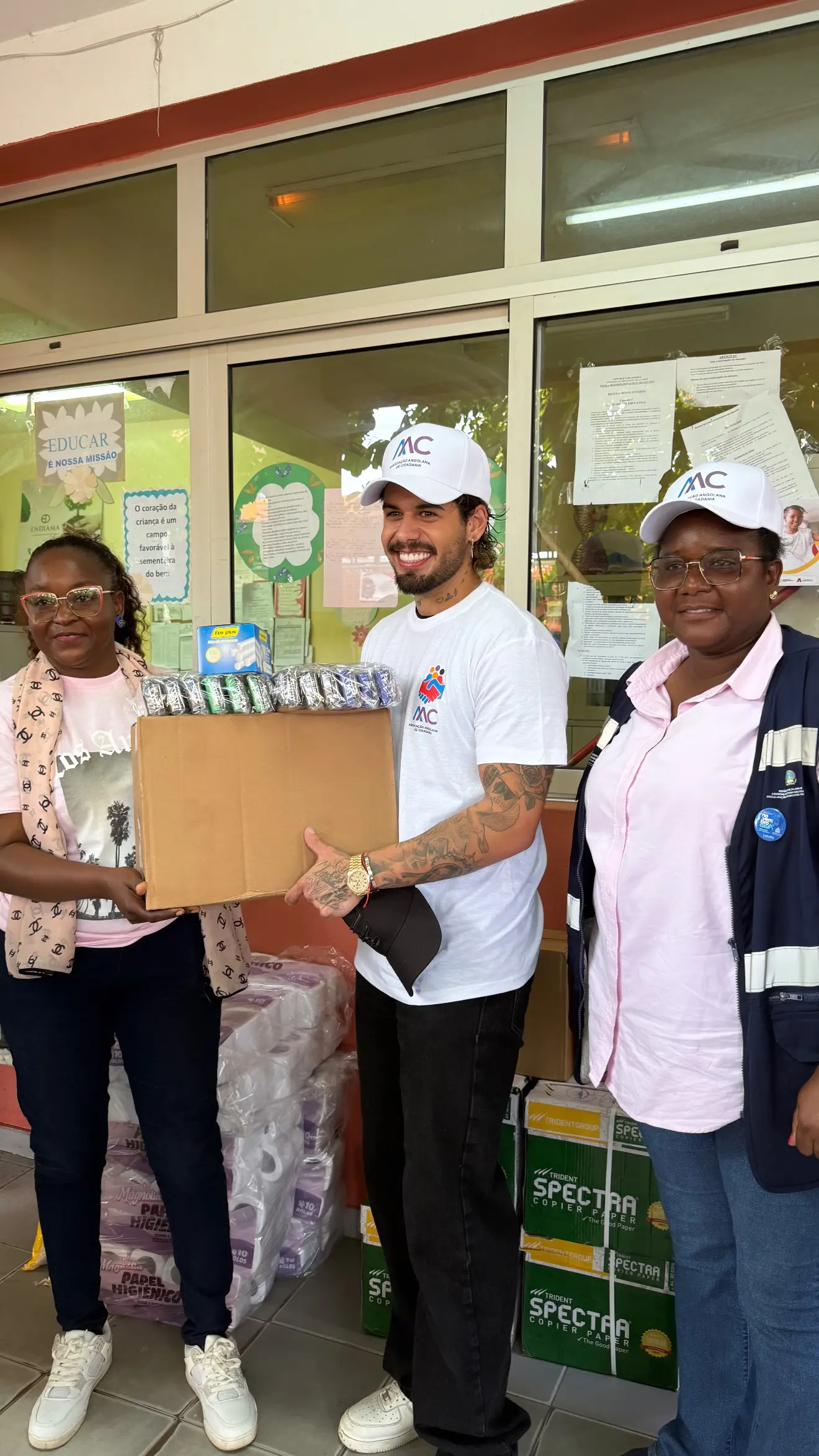 Em turnê pela Angola, Zé Felipe visita escola e faz doações (Foto: Redes Sociais)